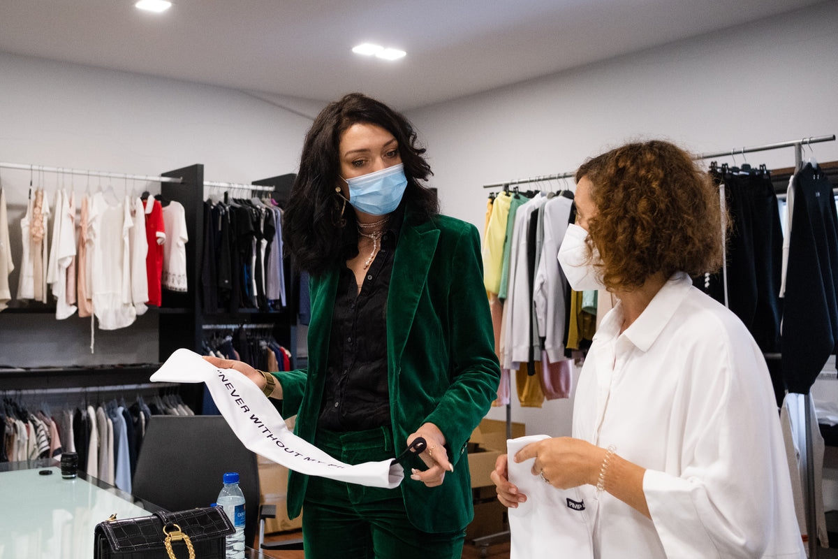 Candice Maury examine un prototype PIMP UP™ avec une responsable d’atelier
