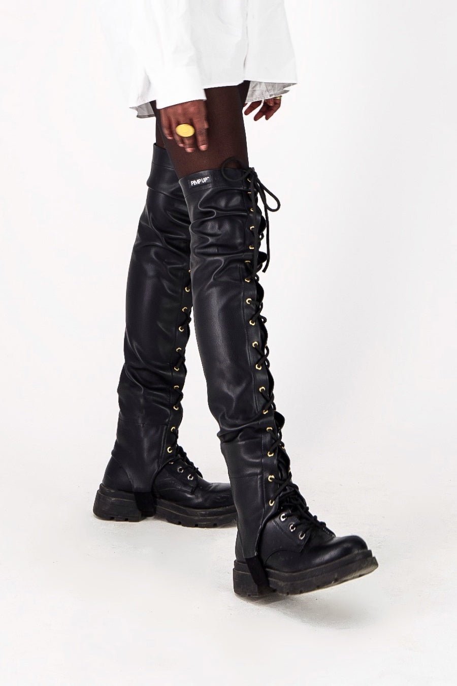 PIMP UP™ ENLACING BROWN – The essentials, in a caramel version.