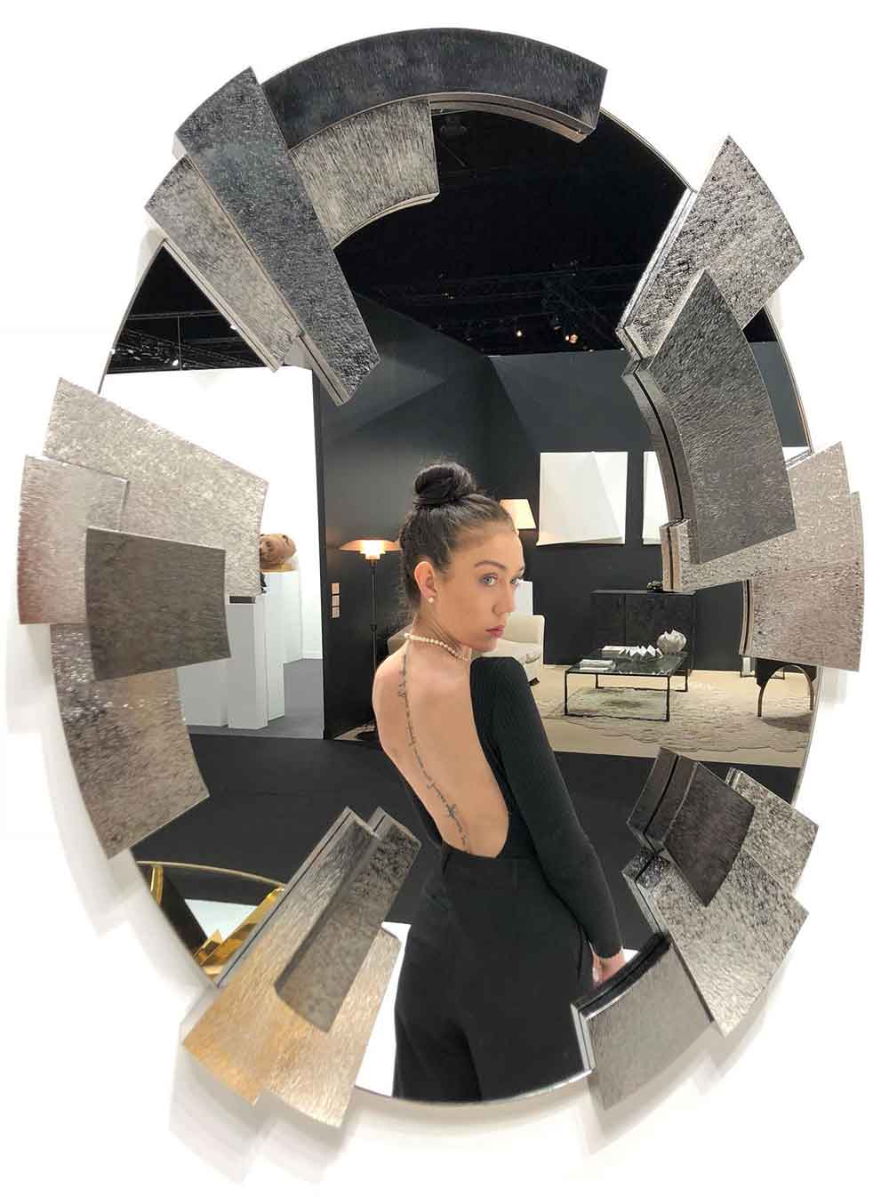 Candice Maury, fondatrice et directrice artistique de PIMP UP™, devant un miroir
