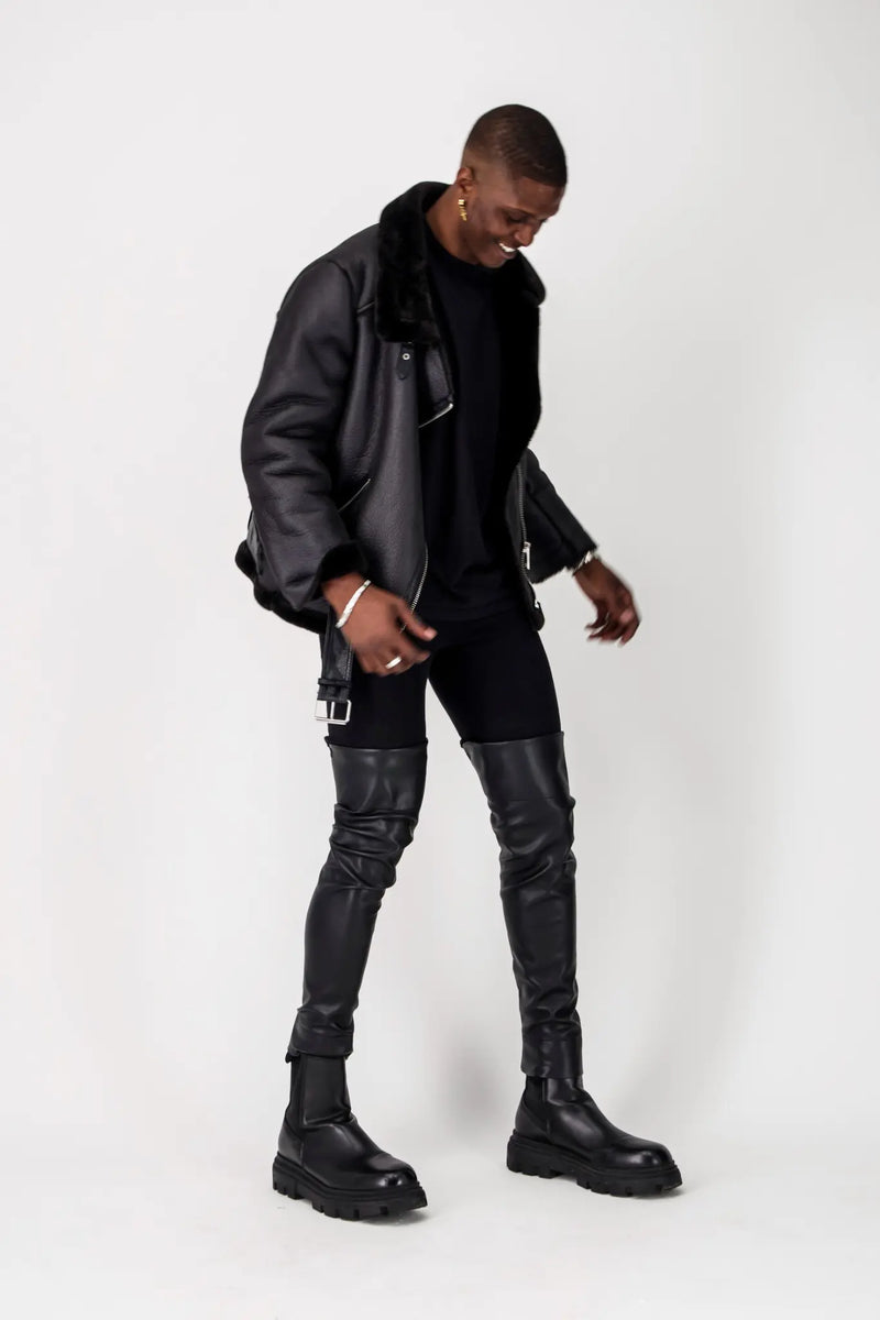 Homme portant PIMP UP™ BASIC BLACK sur des bottes noires à semelle crantée