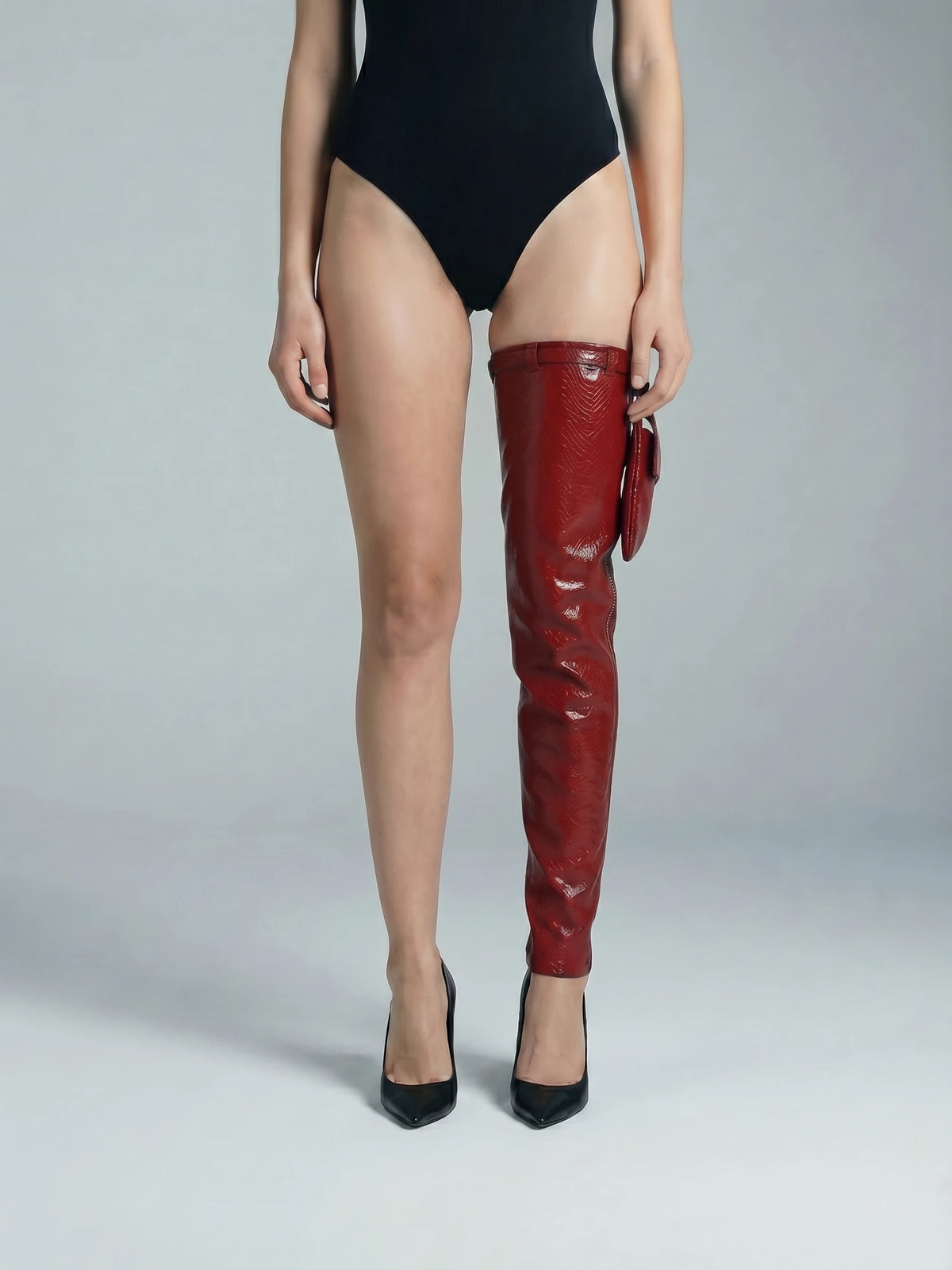Lara Rouge Croco, porté sur une jambe