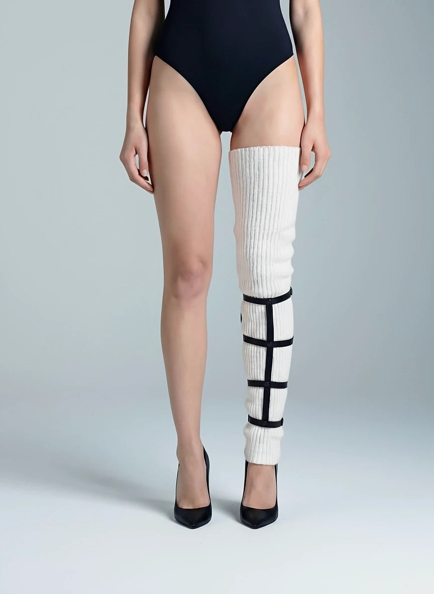 PIMP UP™ HOT SOCKS — porté sur une jambe avec harnais