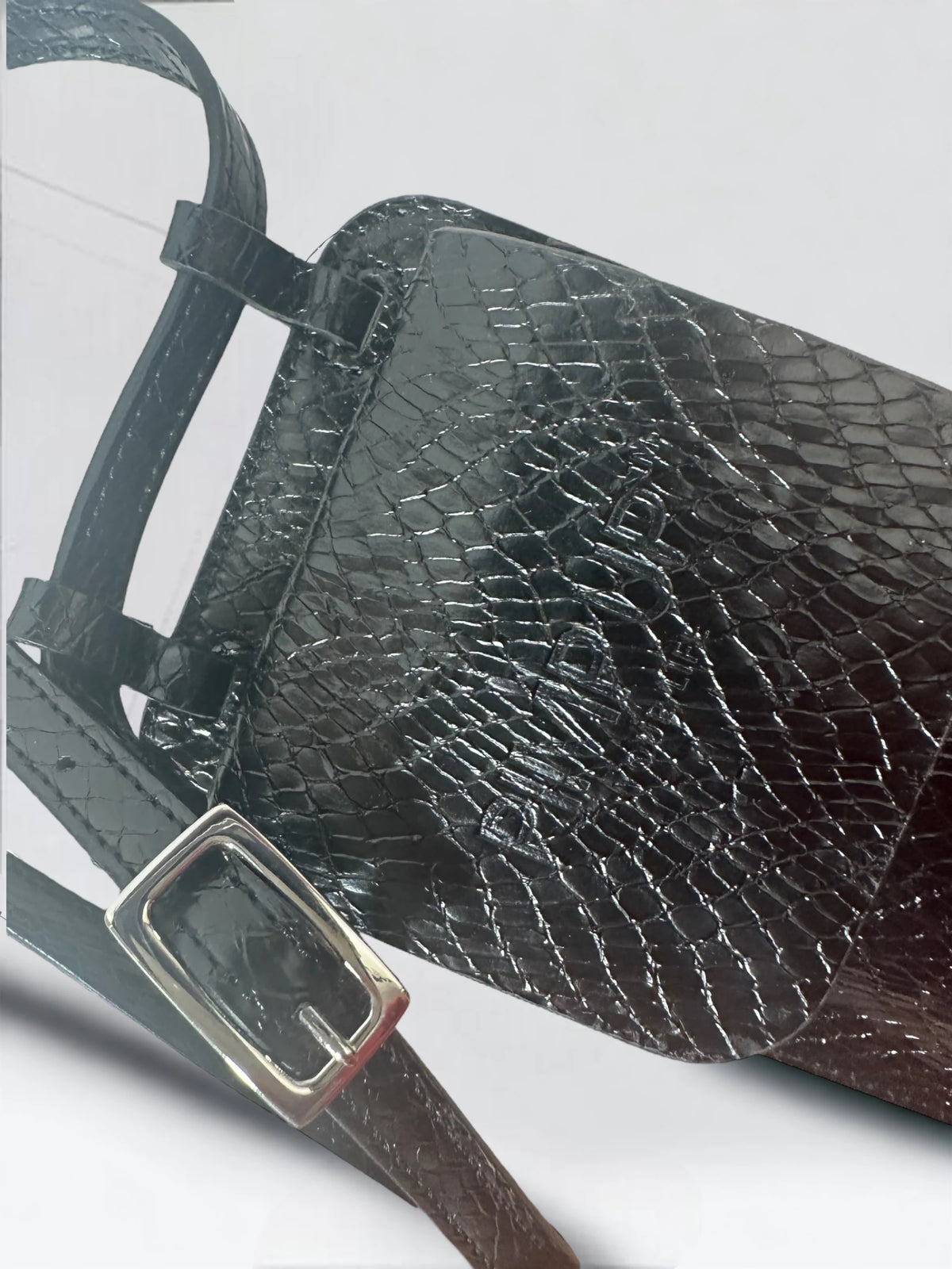 Pochette téléphone de LARA NOIR CROCO, détail de la fermeture