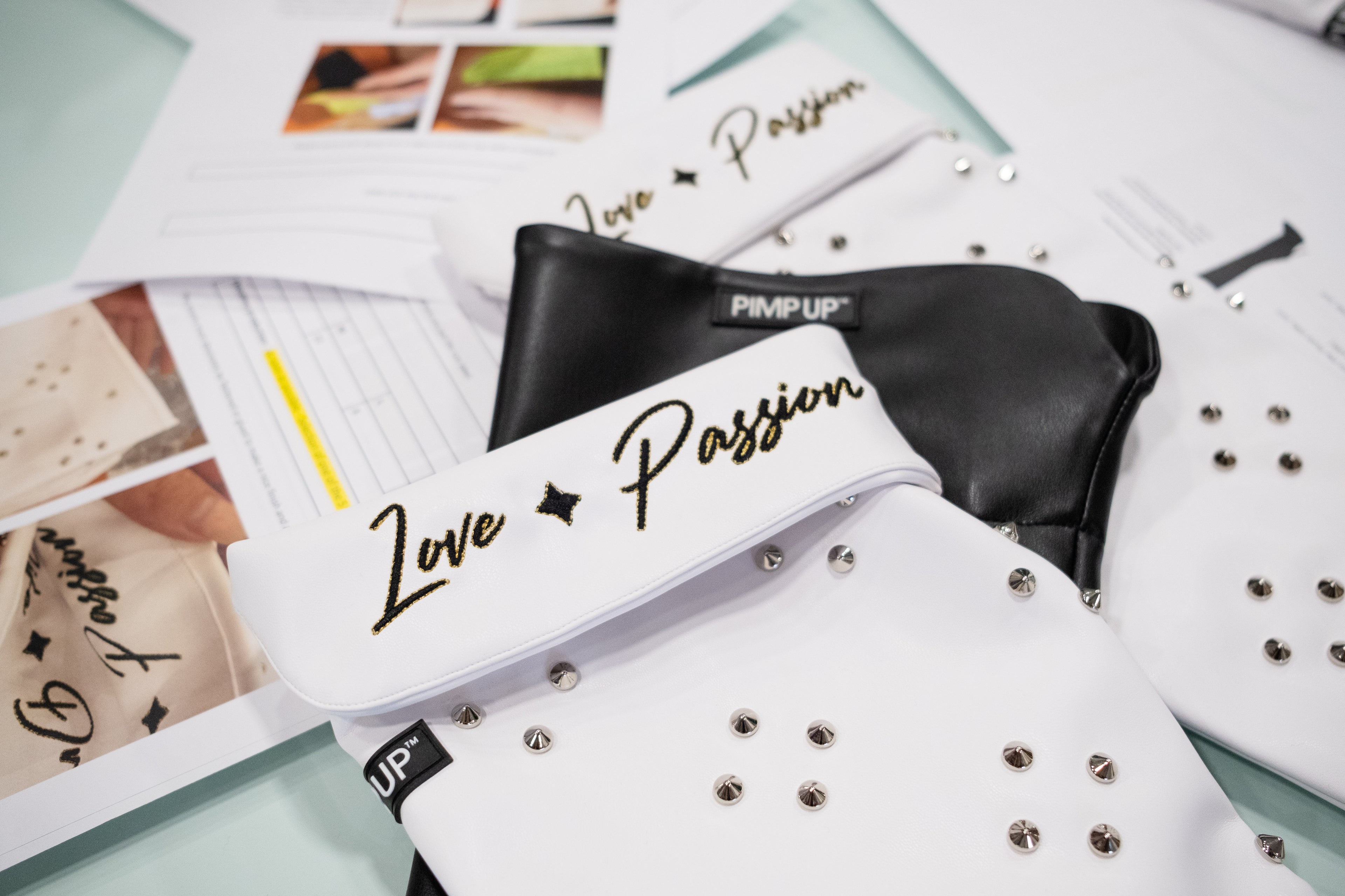Prototypes noirs et blancs PIMP UP™ disposés avec leurs détails et fiches techniques