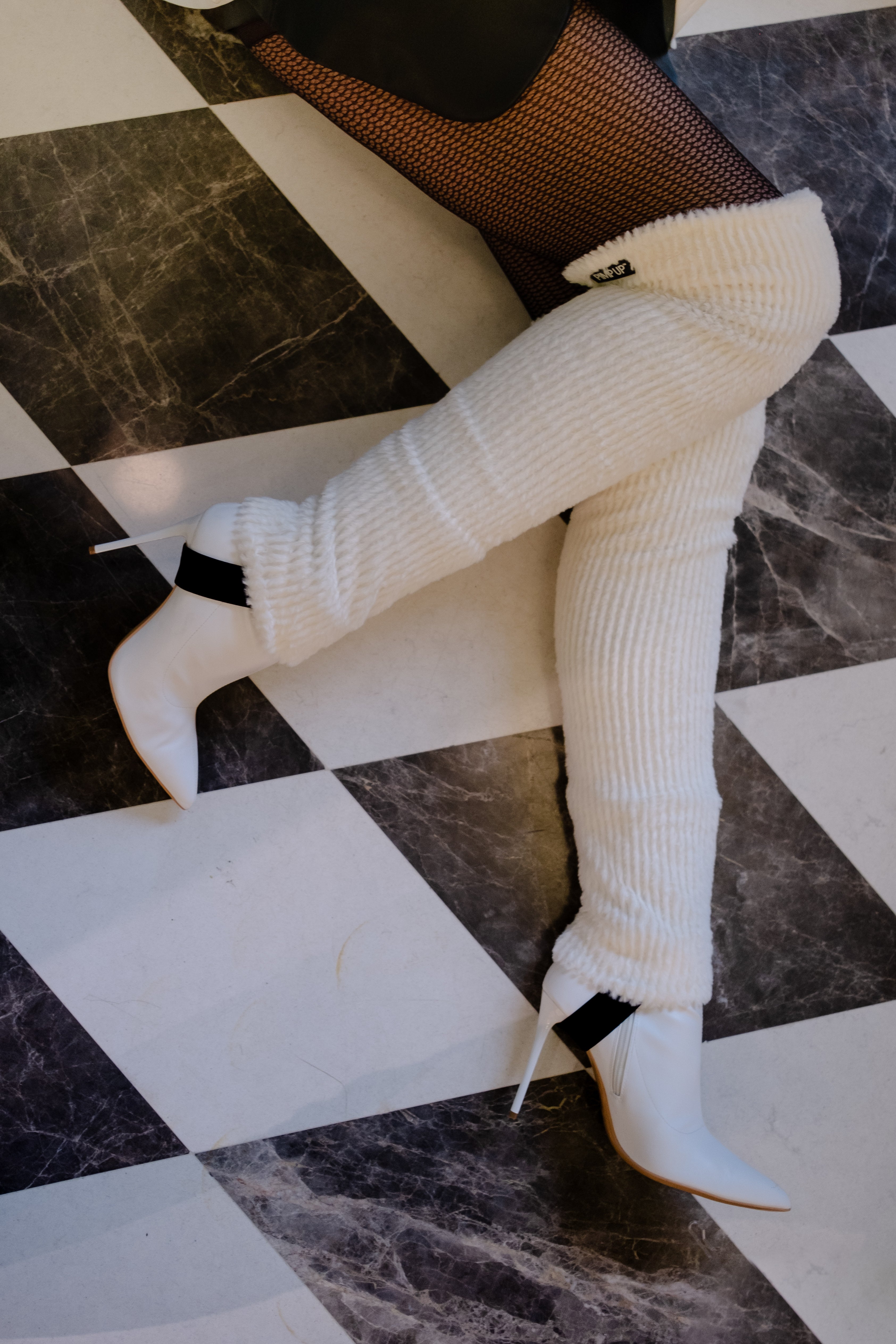 PIMP UP™ blancs texturés portés avec des chaussures blanches sur un sol graphique noir et blanc
